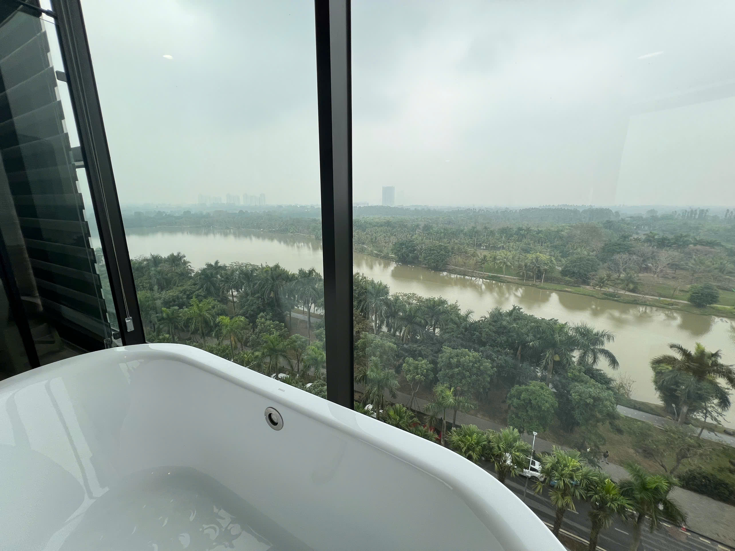 Tầm nhìn Panorama ôm trọn Hồ Thiên Nga – Tuyệt phẩm 3PN The Landmark tầng trung bên Ecopark cho thuê.